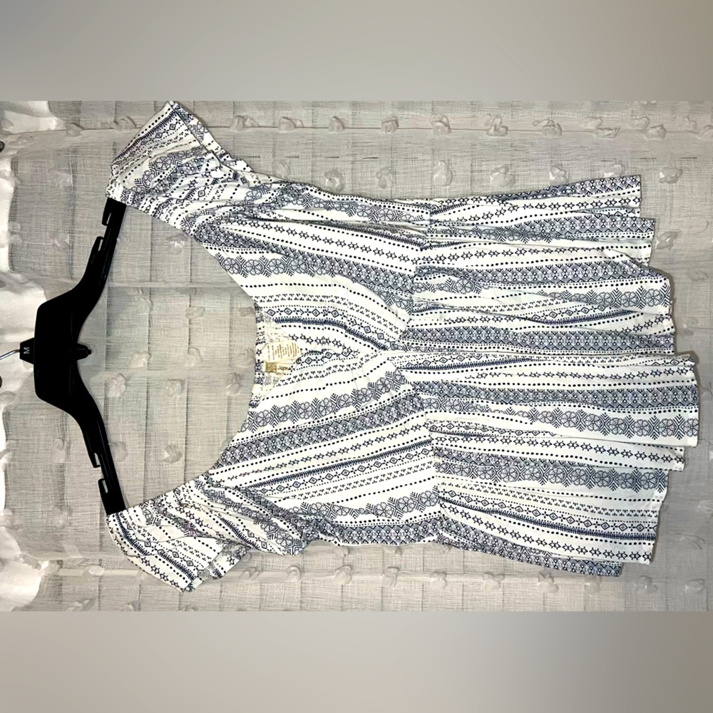 Cute on or off shoulder patterned shirt